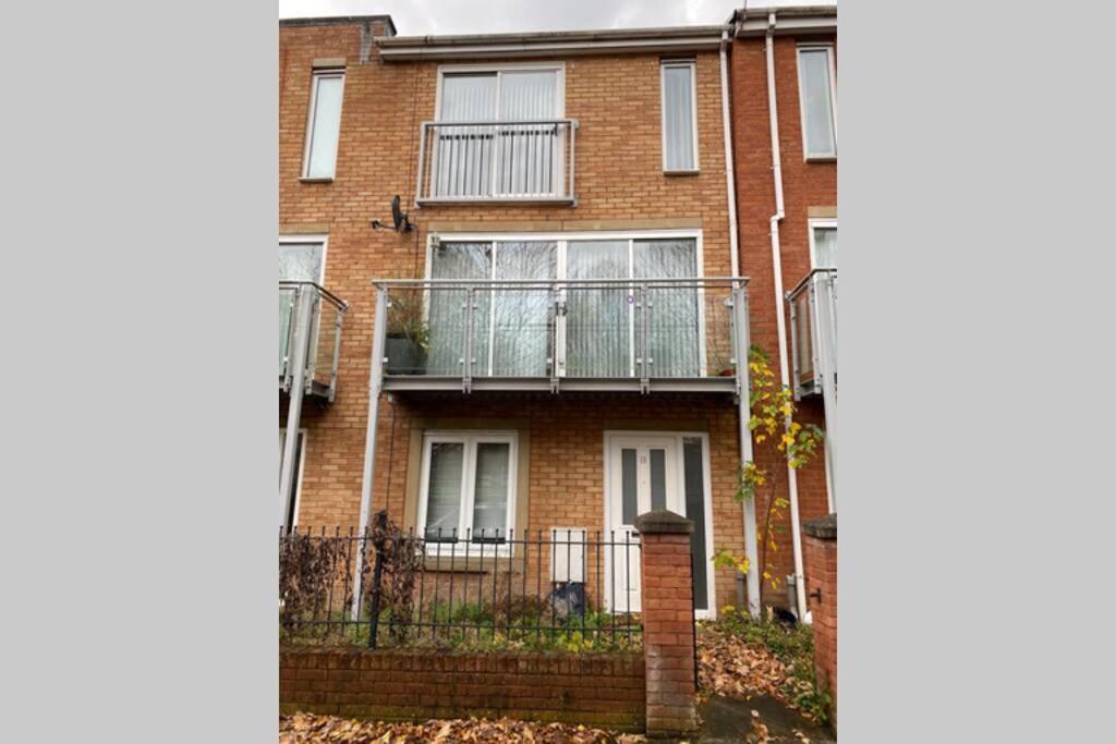 Large 5-Bed City Centre Townhouse With Secure Parking Манчестър Екстериор снимка